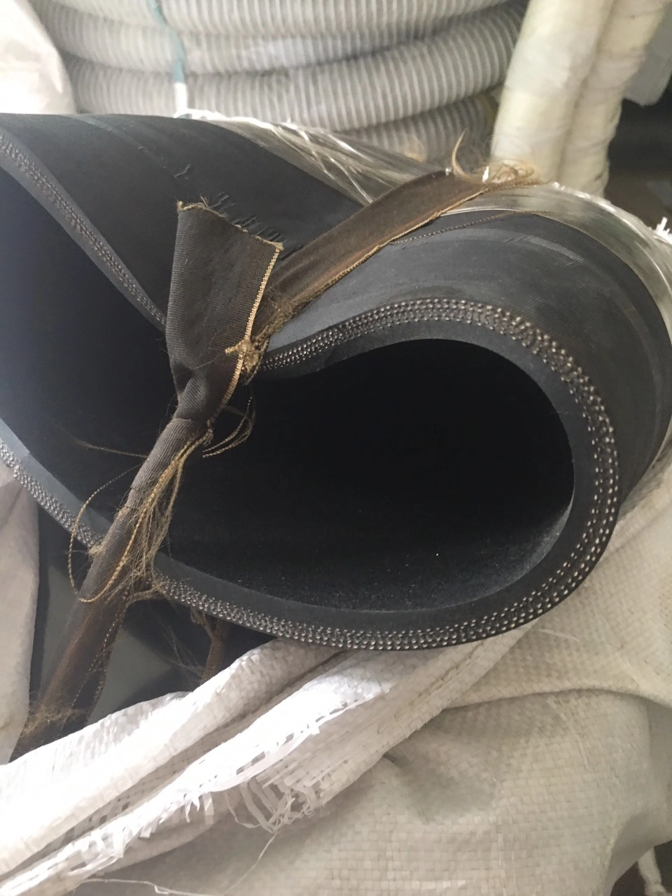 Cung cấp ống cao su bố vải D200 bơm xả cát, bùn, khoáng sản giá rẻ