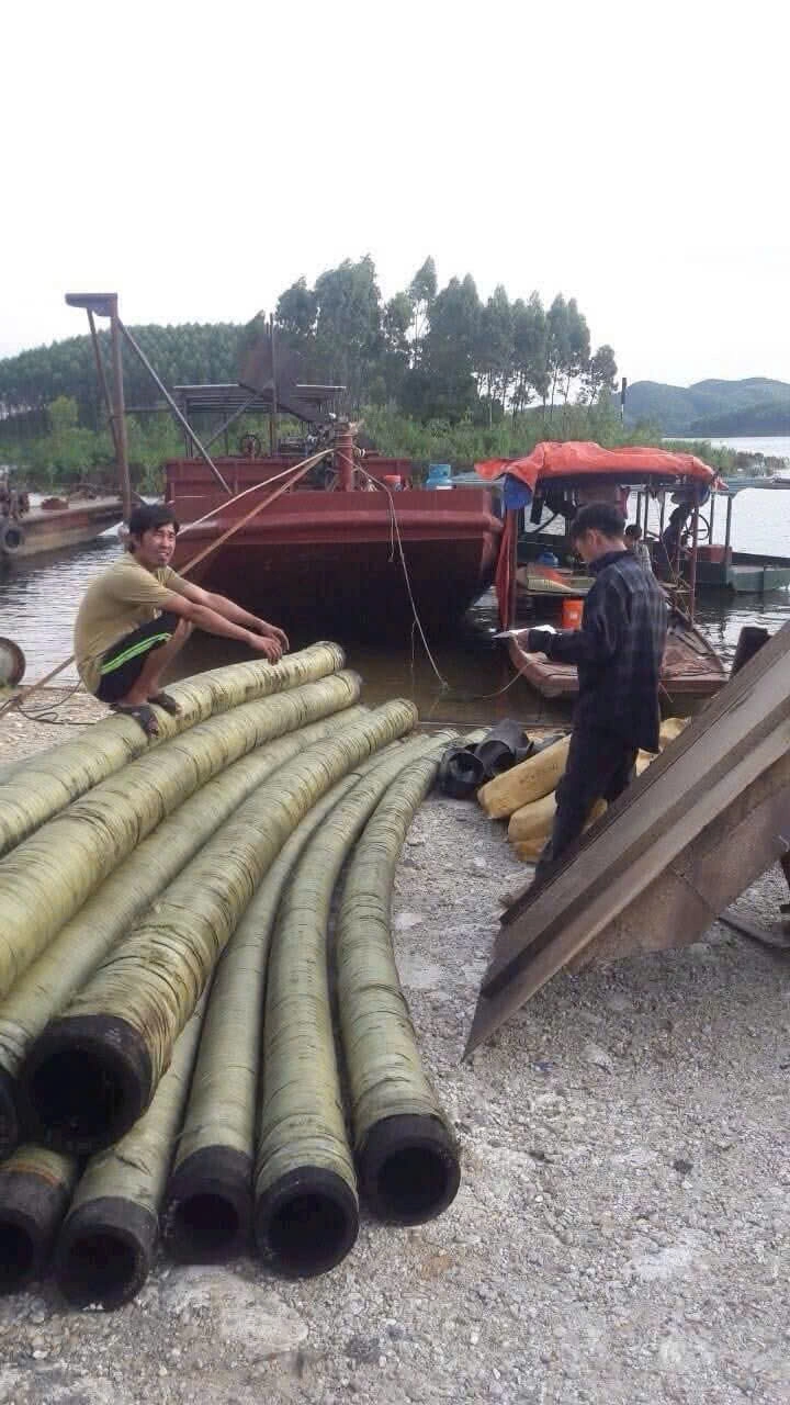 https://vattuongcongnghiep365.com/san-pham/ong-cao-su-loi-thep-dung-hut-cat-phi-273 Ống cao su lõi thép hút cát phi 273 dài 4m và 6m cho tàu thuyền hút cát trên sông