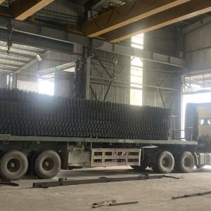 Lưới thép hàn phi5a200x200 được sản xuất từ sợi thép kéo nguội có cường độ cao đường kính sợi dây từ 4mm đến 12mm. Lưới được xếp theo ô vuông và qua dây chuyền hàn tự động bằng công nghệ hàn điện cực nóng chảy sợi thép tại những vị trí giao nhau. Kết hợp với áp lực đồng thời để luôn đảm bảo sự đồng nhất, không làm giảm và yếu đi cường độ tiết diện.