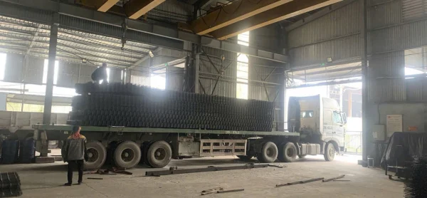 Lưới thép hàn phi5a200x200 được sản xuất từ sợi thép kéo nguội có cường độ cao đường kính sợi dây từ 4mm đến 12mm. Lưới được xếp theo ô vuông và qua dây chuyền hàn tự động bằng công nghệ hàn điện cực nóng chảy sợi thép tại những vị trí giao nhau. Kết hợp với áp lực đồng thời để luôn đảm bảo sự đồng nhất, không làm giảm và yếu đi cường độ tiết diện.