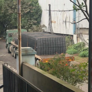 Chúng tôi chuyên sản xuất lưới thép hàn, lưới thép hàn chập, lưới thép hàn cường lực. Lưới thép hàn phi 6 hay lưới sắt đen hàn chập sợi dọc và sợi ngang tạo thành ô vuông 100x100, 150x150, 200x200, 250x250, 300x300. Với kích thước tấm đa dang, Độ bền chảy của lưới thép hàn đổ nền và lưới thép hàn đổ bê tông thường nằm trong khoảng từ 350 MPa đến 450 MPa. Dùng đổ nền bê tông, tường bê tông, đổ cầu, đổ cống,...