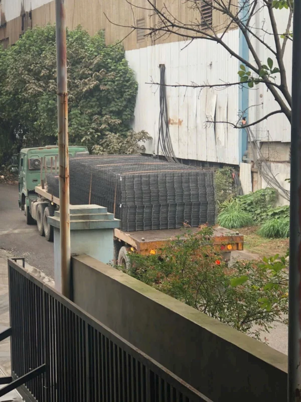 Chúng tôi chuyên sản xuất lưới thép hàn, lưới thép hàn chập, lưới thép hàn cường lực. Lưới thép hàn phi 6 hay lưới sắt đen hàn chập sợi dọc và sợi ngang tạo thành ô vuông 100x100, 150x150, 200x200, 250x250, 300x300. Với kích thước tấm đa dang, Độ bền chảy của lưới thép hàn đổ nền và lưới thép hàn đổ bê tông thường nằm trong khoảng từ 350 MPa đến 450 MPa. Dùng đổ nền bê tông, tường bê tông, đổ cầu, đổ cống,...