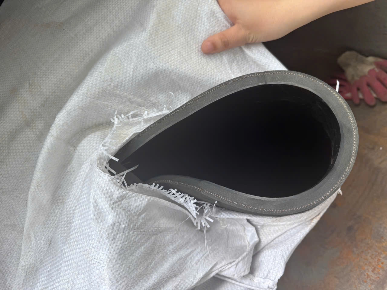 Phân phối ống cao su bố vải phi 300 xả cát chịu mài mòn